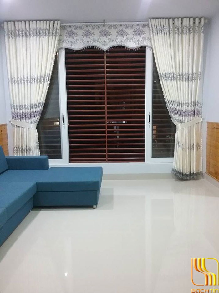 Màn cửa phòng khách màu trắng kem hoa thêu đẹp tại Đà Nẵng