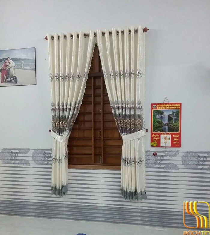 Màn cửa sổ phòng khách màu trắng kem cản sáng 80% tại Đà Nẵng