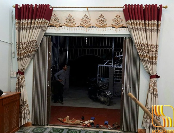 Rèm cửa phòng khách phối màu đỏ đô ở Đà Nẵng