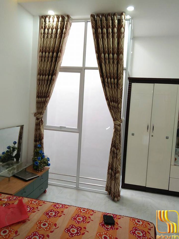 Màn vải ngấm hoa nâu cho phòng khách tại Đà Nắng